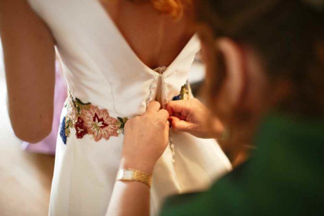 Poniendo vestido de novia a diseñado a medida alta costura la boheme 1994 atelier novias valencia