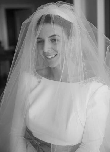 foto de novia con velo cubriendo rostro en blanco y negro
