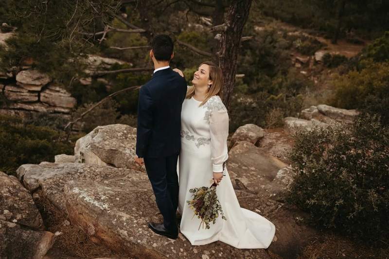 vestido de novia al aire libre en terreno rocoso
